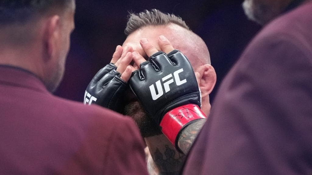 Conor McGregor abandona el recinto tras sufrir una grave lesión en UFC 329